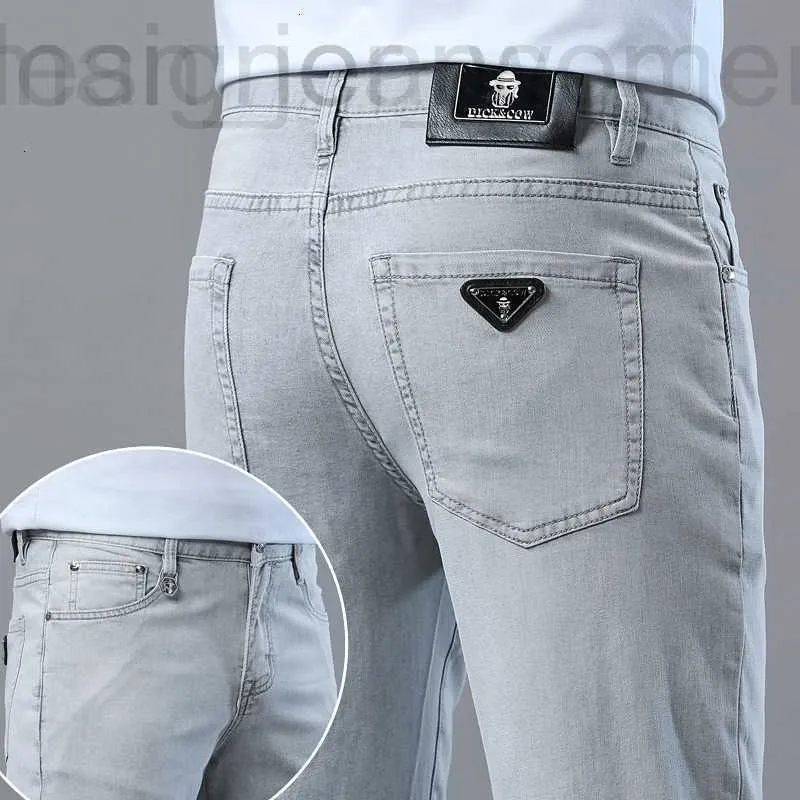 Jeans da uomo Designer Designer Jeans denim sottili estivi del marchio, vestibilità slim grigio chiaro da uomo, piccolo tubo dritto, vita media elastica, lusso e casual big shot 6LKF D3OK