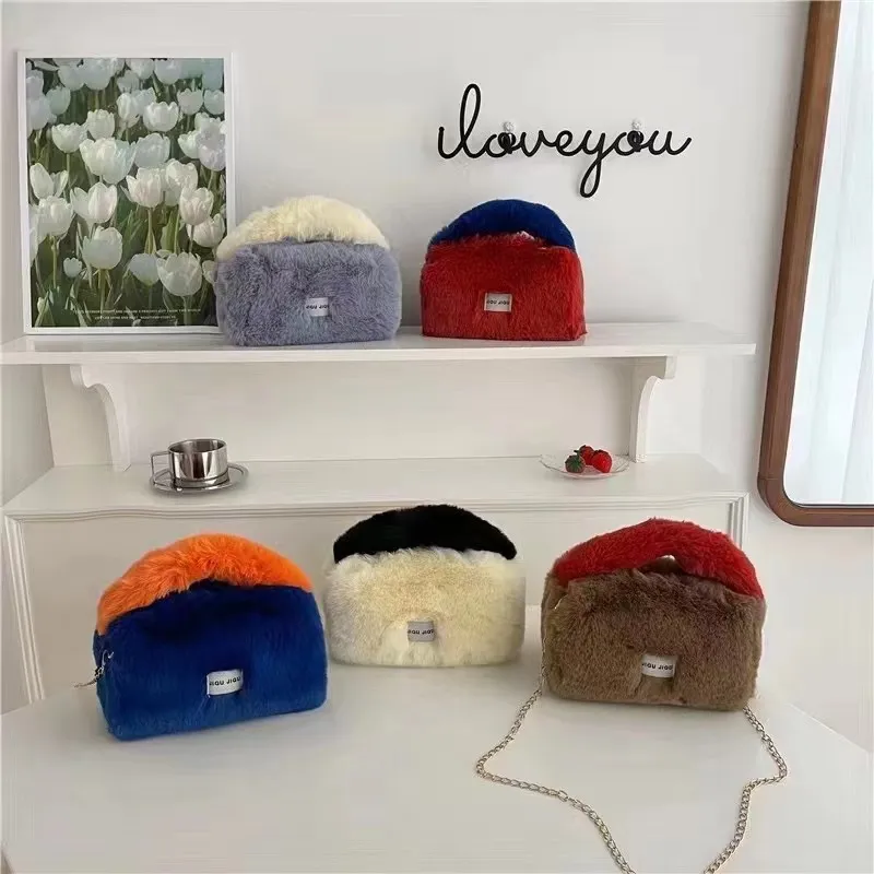 Sac à main en peluche épissé de couleurs contrastées chaudes pour femmes, sac en peluche personnalisé en ligne populaire en direct, nouvelle collection automne/hiver 2023