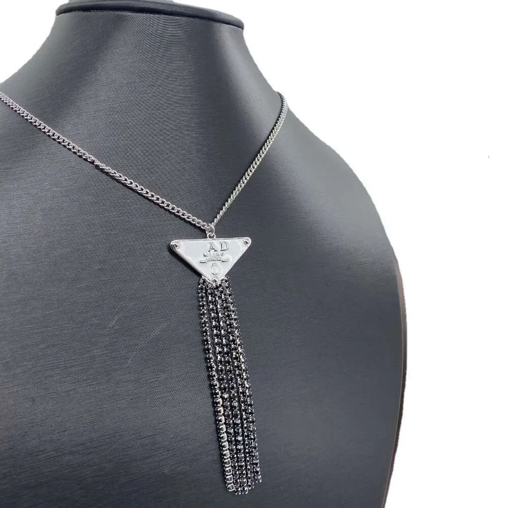 Collier PraD Designer Luxe Mode Femmes 925 Argent Sterling Personnalisé Hip Hop Réseau Personnalisé Collier Rouge Chaîne Triangle Inversé Gland Collier