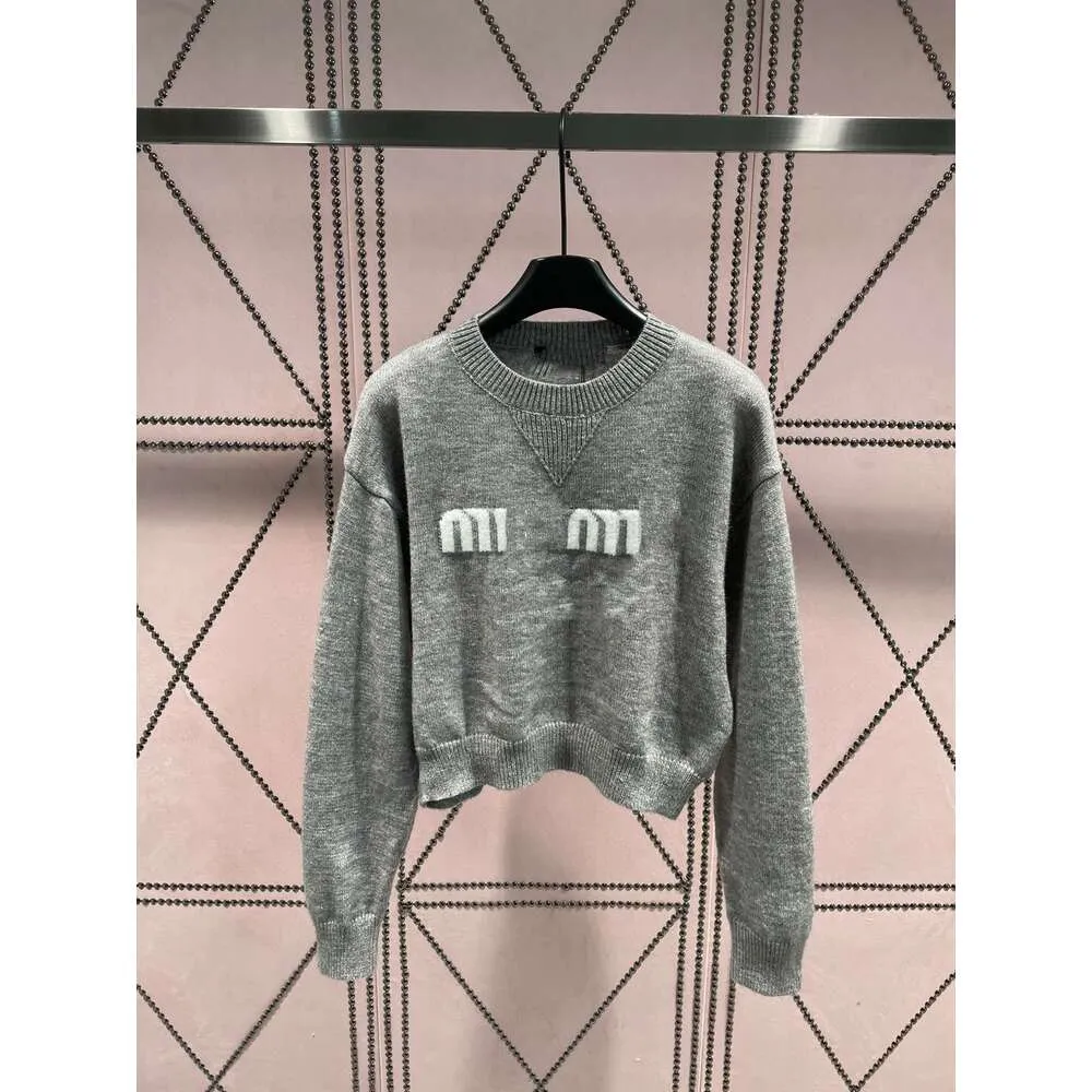 Pulls pour femmes Miu Trendy Brand Home Lazy Style Lettre Pull tricoté pour la minorité féminine Haut de gamme Design Sens Étranger Cent Tours Court Top