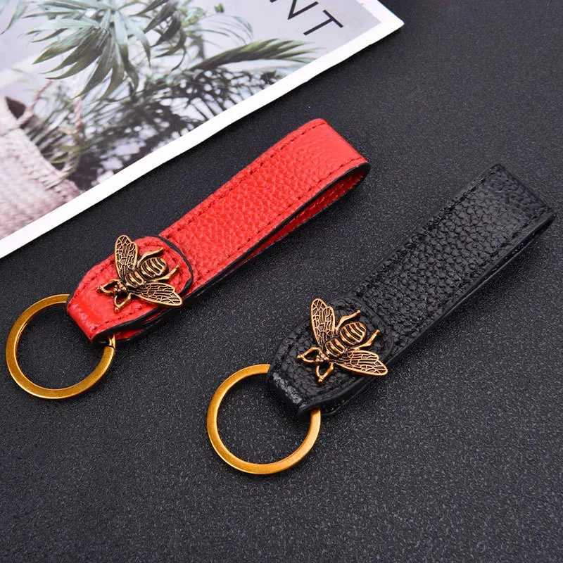 Keychains Lanyards Fashion Brand Luxury Design Key Chains Highend Golden Bee Leather Business Car Keychain for Men AntiLost Wristband Keyring 231006