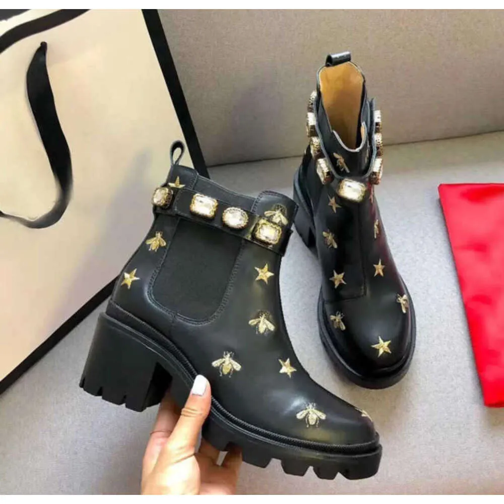 Guguc Short Boots 100 ٪ حزام البقر حزام الإبزيم أحذية كلاسيكية الكعب السميك حذاء جلدي عالي الكعب أزياء ماس سيدة الحذاء كبير الحجم 35-41 US5-US11