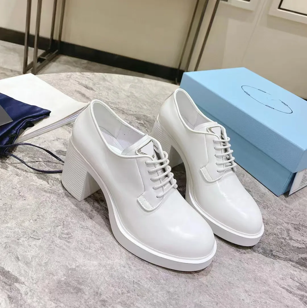 Sapatos de designer de luxo mulheres saltos grossos vestido sapato couro genuíno solas grossas casuais rendas até dedo do pé redondo sapato de festa de moda branco plataforma clássica bombas sapatos