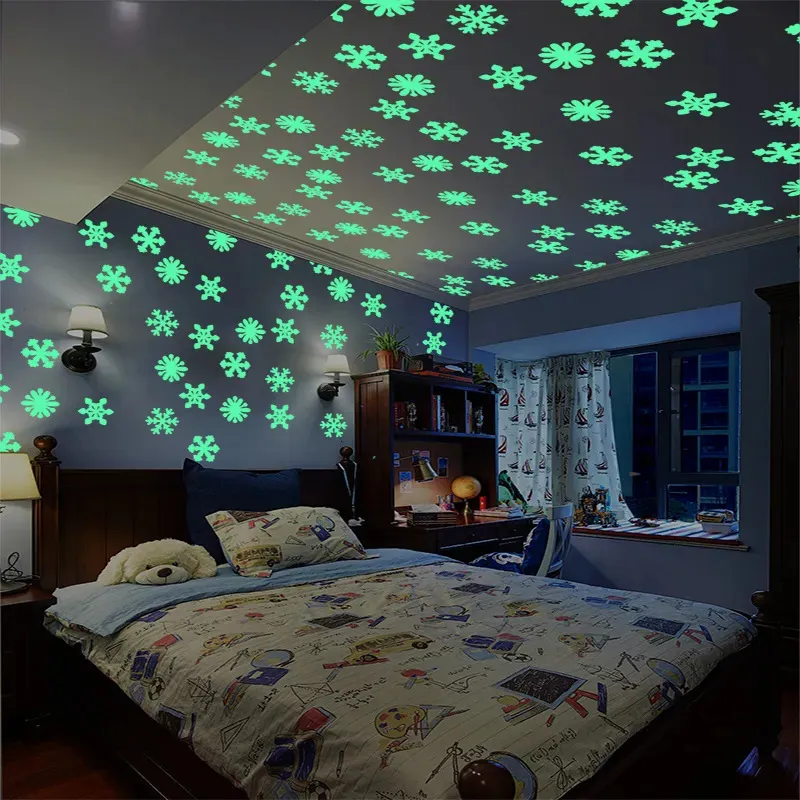 Adesivi murali 50 pezzi Adesivo da parete fiocco di neve luminoso Glow In The Dark Decalcomania Cameretta per bambini Camera da letto Adesivi colorati di Natale Decorazione della casa 231005