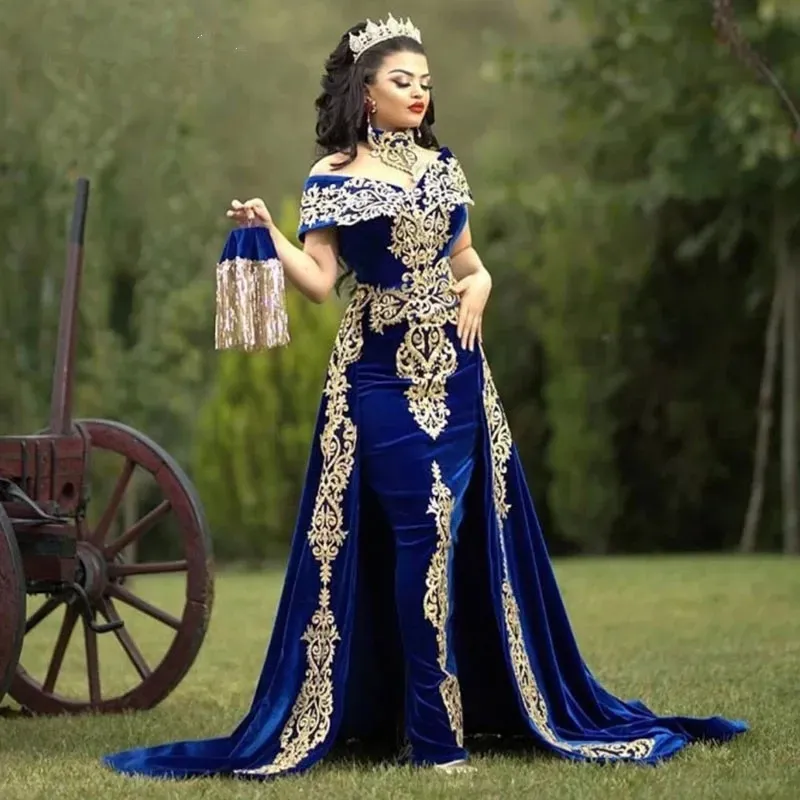 Robe de soirée en velours de Turquie arabe, épaules dénudées, col en V, bleu royal, longue robe de soirée de célébrité pour femmes, robe de bal fourreau avec des appliques en dentelle dorée, 2023