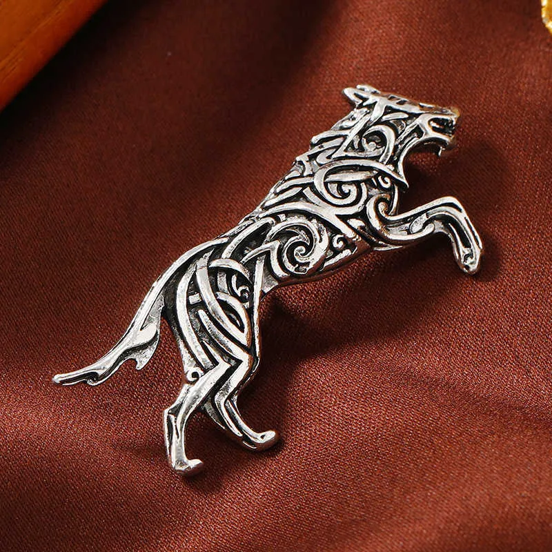 Designer Luxury Brosch Domineering Men's Wolf Head Brooch gjord av gammal elektropläterad legeringsjacka med personliga djurvargstift