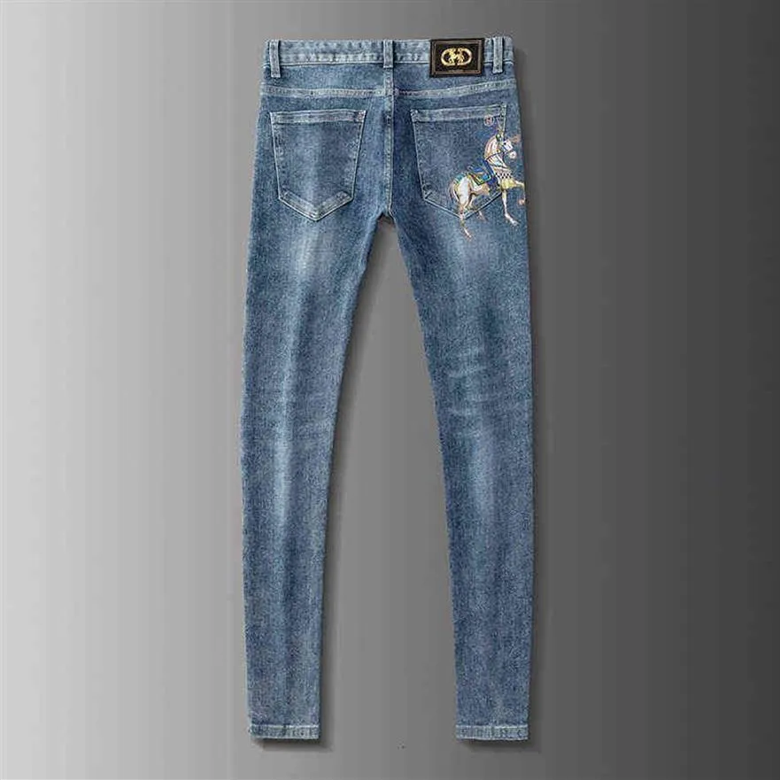 Jeans de marque élastiques pour hommes, Version coréenne, pieds ajustés, imprimé cheval doré, pantalon bleu, printemps été, 235S