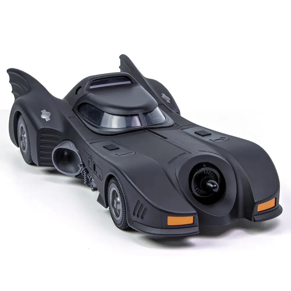 Diecast Model Car 1 18 Diecast Toy Vehicle Simulation 1989 Batmobile Alloy Car Modelo Som e Luz Metal Pull Back Car Brinquedos Crianças Meninos Presente 231005