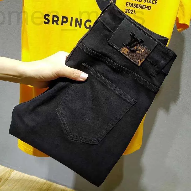 Jeans da uomo firmati 2022 Jeans Kwai rossi alla moda con rete nera con fori in primavera ed estate, vestibilità slim, piedi piccoli, pantaloni elastici versatili in nove parti Z65R