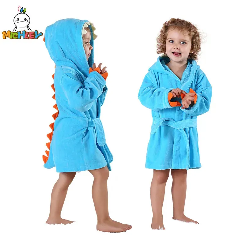 Handelsrockar Michley Baby Bathrobe Cartoon Dinosaur Cotton Hooded Soft Infant Bath Handduk Pyjamas för barn Boy Girl Children Winter 1-5T 231007