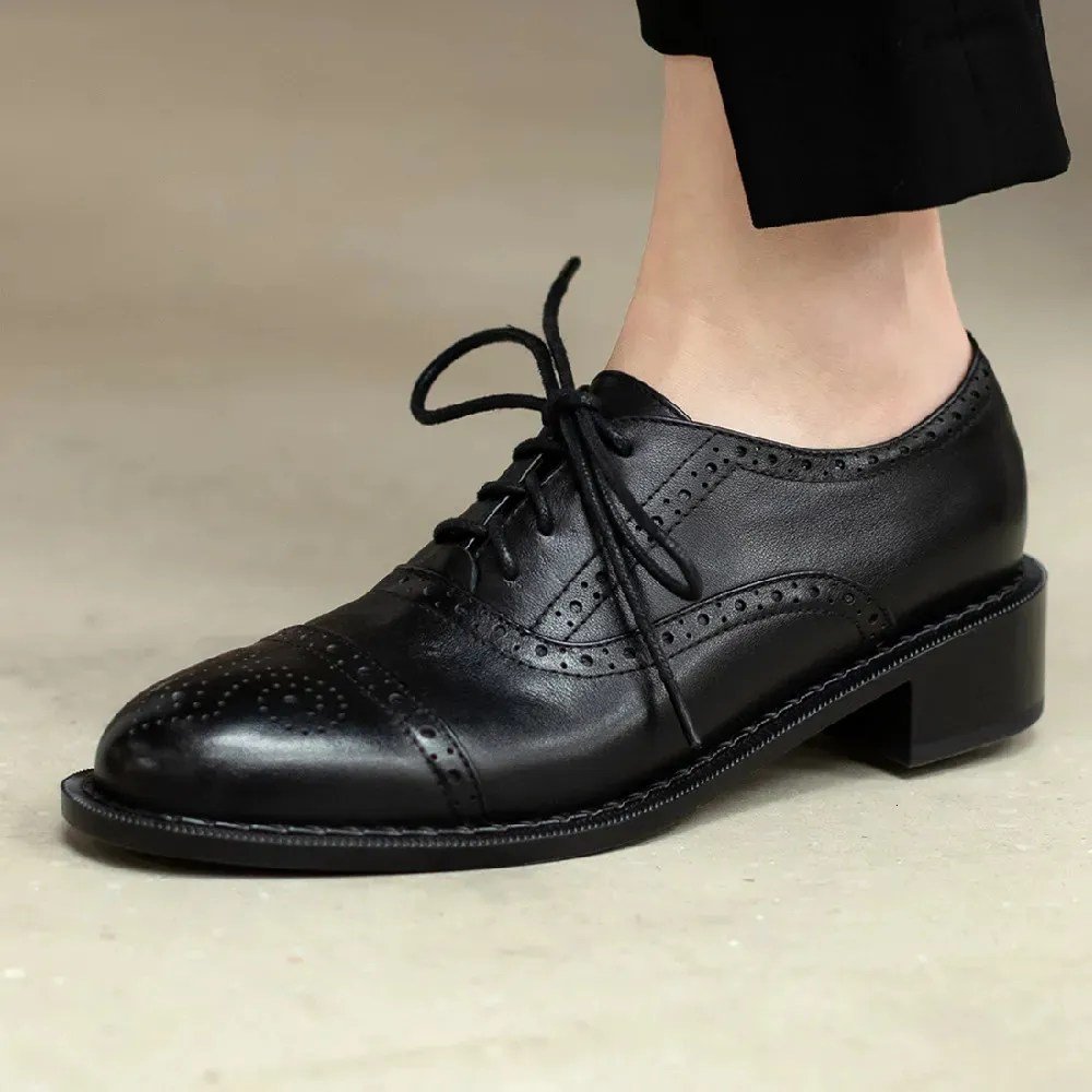 Zapatilla de cuero genuino de estilo británico, zapatos planos con cordones tallados, zapatos Oxford con punta redonda, zapatos casuales cómodos y suaves para mujer 231006