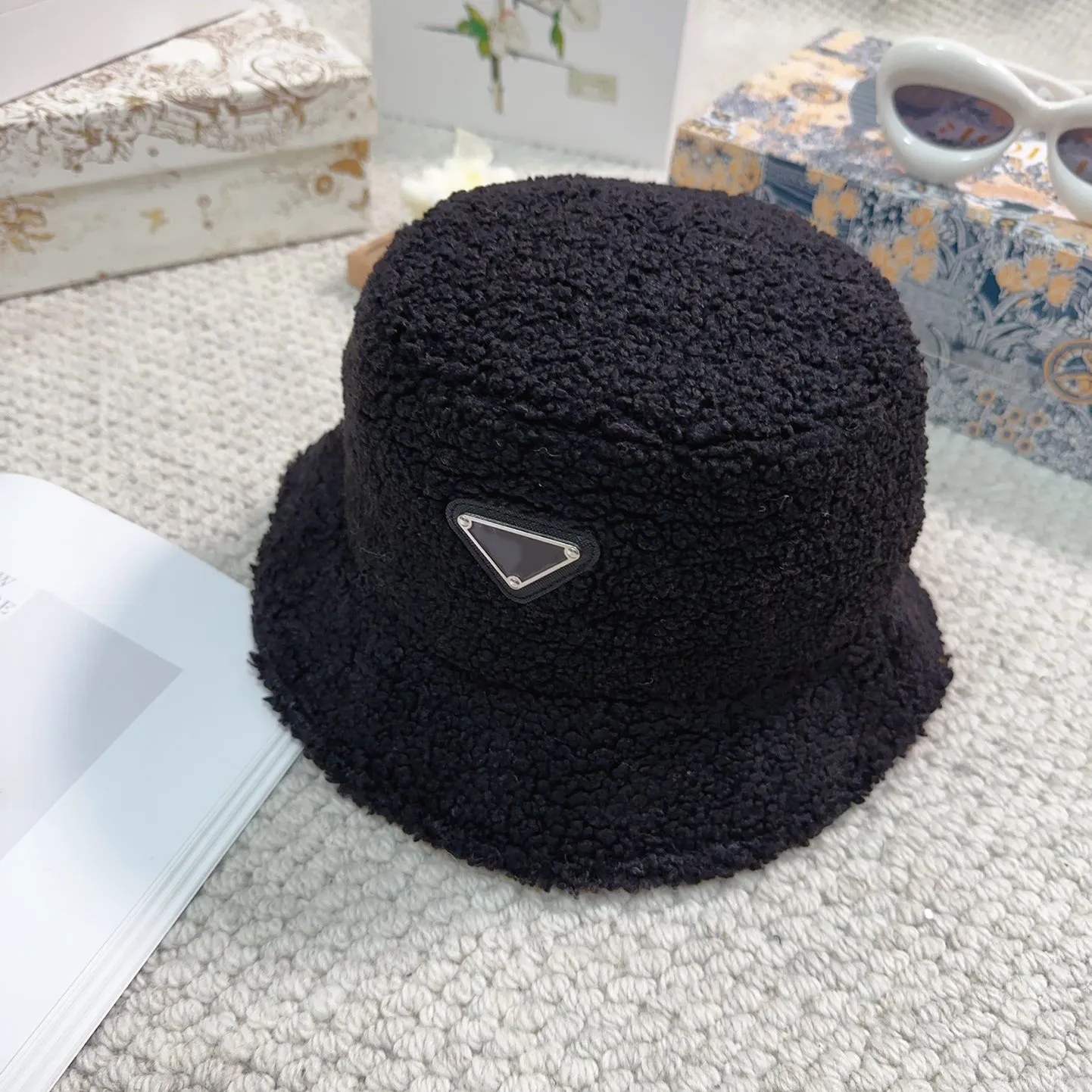 Designer balde chapéu clássico balde chapéu temporada de inverno moda luxo boné masculino feminino versátil pelúcia quente bacia versátil tendência casual triângulo de pelúcia muito bom