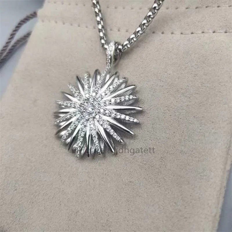 Zirconia collana di lusso collane designer di girasole di girasole alla moda per donne ed eleganti gioielli personalizzati di rame in oro bianco