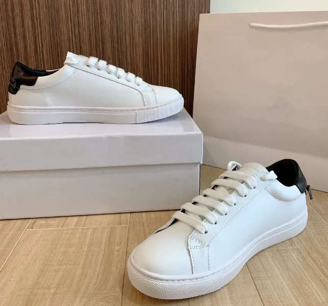 Les petites chaussures blanches masculines et femmes lacent des baskets respirantes chaussures de style classique à semelles plats pour les hommes de vie