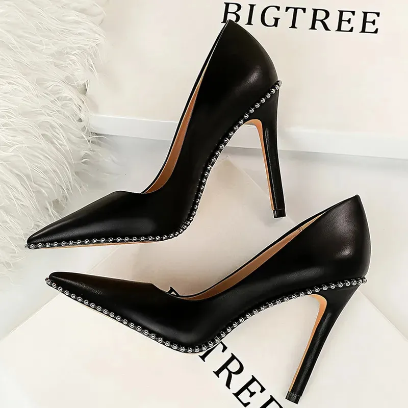 Klänningskor BigTree Rivet Woman Pumps 2023 High Heels Stiletto Pu Leather Women Sexig Fest Kvinnlig häl plus storlek 43 231006