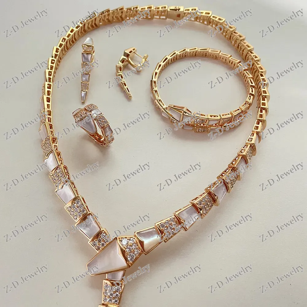 Hänge halsband temperament rose guld 18k färg vit fritillaria zirkon orm halsband armband set scen po vacker bröllop bankett 231005