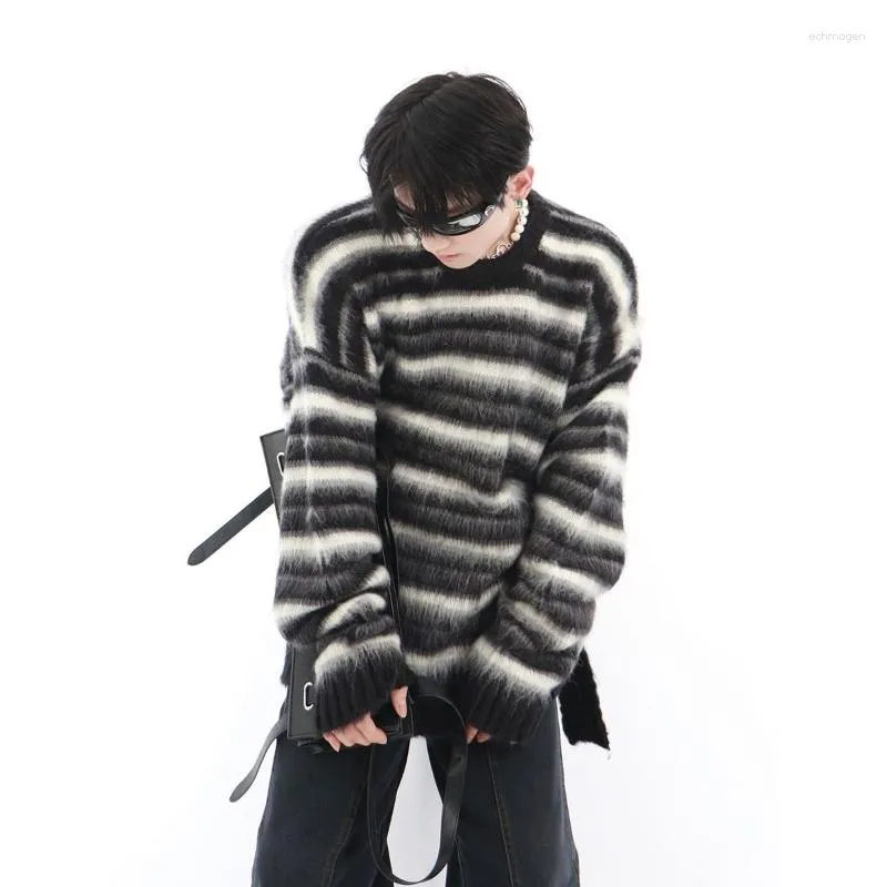 Мужские свитера Нишевый дизайн Черно-белый полосатый мохеровый свитер с круглым вырезом Простой удобный индивидуальный свободный мужской пуловер, сохраняющий тепло