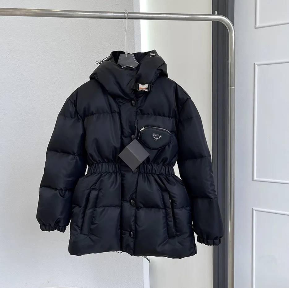 Veste en duvet de designer pour femmes 2023 Veste à capuche noire chaude d'hiver avec taille à glissière et veste en métal épaissie veste courte en duvet