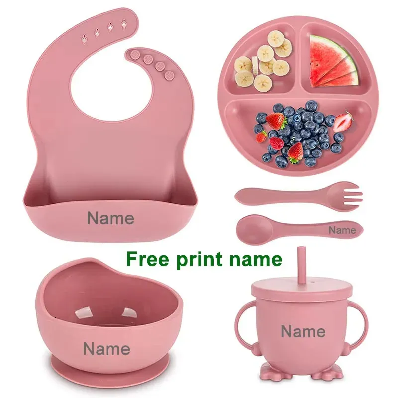 Bardak bulaşıklar mutfak eşyaları kişiselleştirilmiş isim bebek besleme setleri silikon vantuz plaka tabakları kaşık çatal bib çocuk sofra besleme kaseleri 6pcs/set 231007