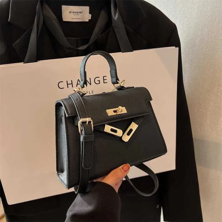 【 】Archive Hardware Boxy Crossbody ☆ 国内配送 DHgate.com:Buckle Small Square Bag: Stylish One-Shoulder