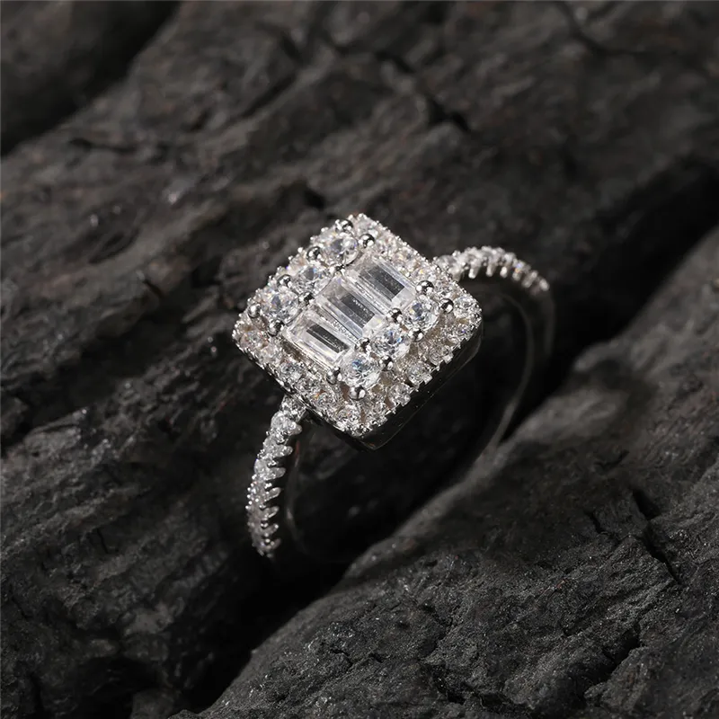Anello con zirconi quadrati in argento ghiacciato, anello con dito indice, anello con diamanti