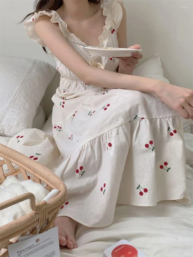 女性用スリープウェア女性韓国スタイルのチェリープリントロングパジャマドレス女性フリルのノースリーブVネックレーストリムセクシーな甘いナイトドレス