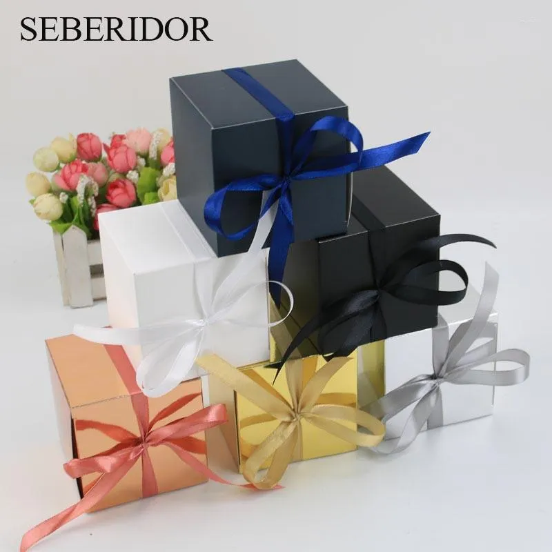Cadeau cadeau 50pcs rose or argent noir multicolore couleur unie 7.6cm boîte d'emballage de bonbons en papier carré avec ruban pour la fête de mariage