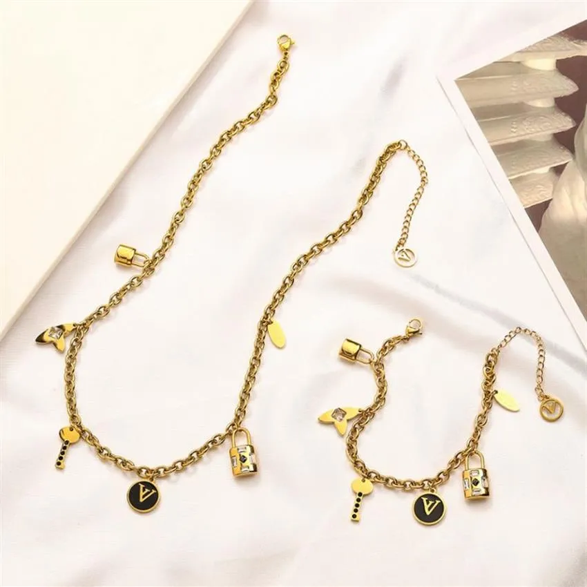 18k Gold Plated Pendant Necklace Luxury Brand Designers Four Leaf Love Diamond Letters Lock Fashion Women rostfritt stål halsband275i