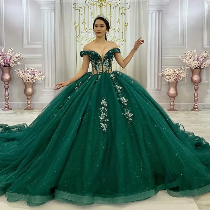 Szmaragdowy zielony błyszczący na ramię quinceanera sukienki Koronkowe koraliki długie tiul zamiatanie 15 lat urodziny księżniczki formalne suknie