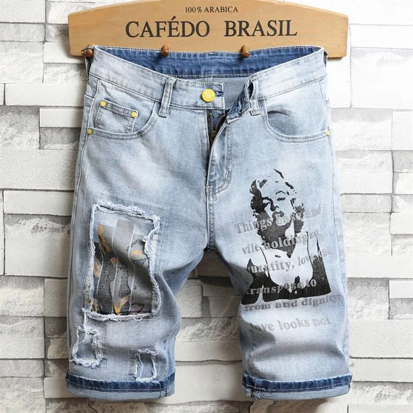 Verão nova luz azul denim shorts nonmainstream masculino em linha reta solto tamanho grande cinco pontos buraco remendo shorts carta impressão calças288l