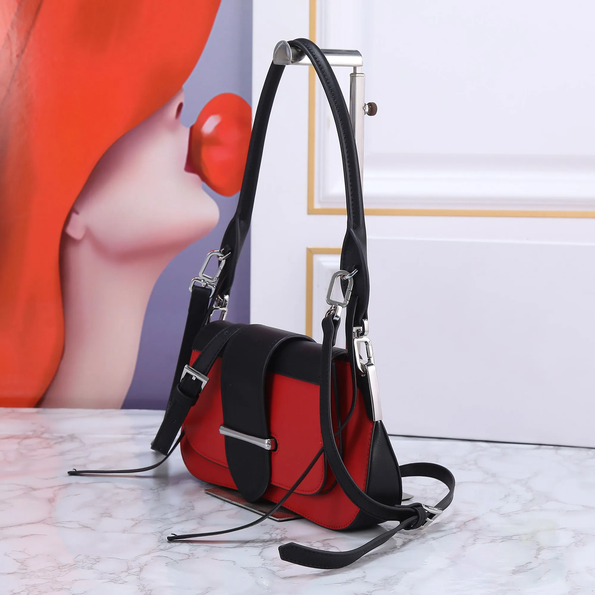 Single strap faible handbag