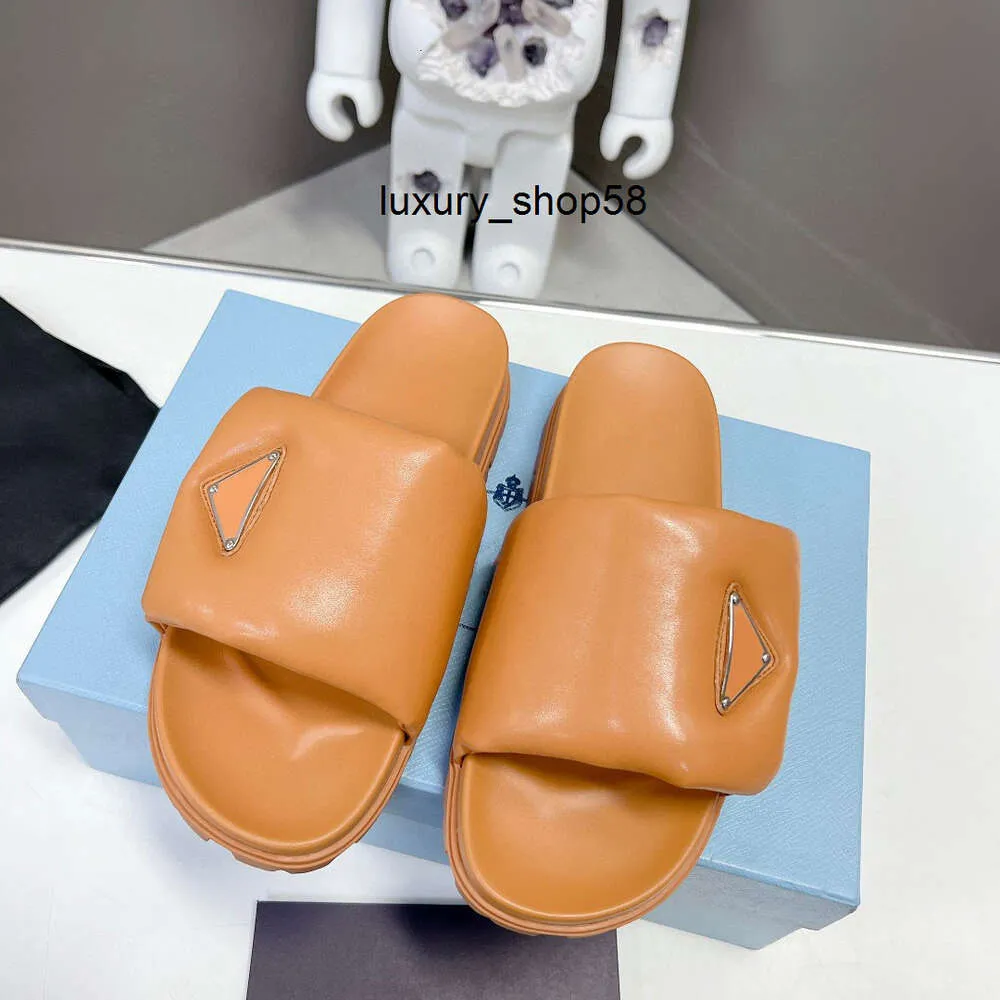 casual skor skor fina mjuka vadderade tofflor glida sommarplattformen sandaler skor slipon triangel lägenheter sandal kvinnor lyx designer glider toffel fabrik fotväder