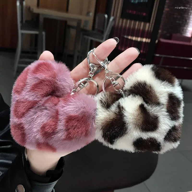 Keychains Lovely Leopard Heart Faux Plush Päls Ball Keychain Fluffy Pompom Car Key Chain Pendant Studentväskor gåvor Keyring