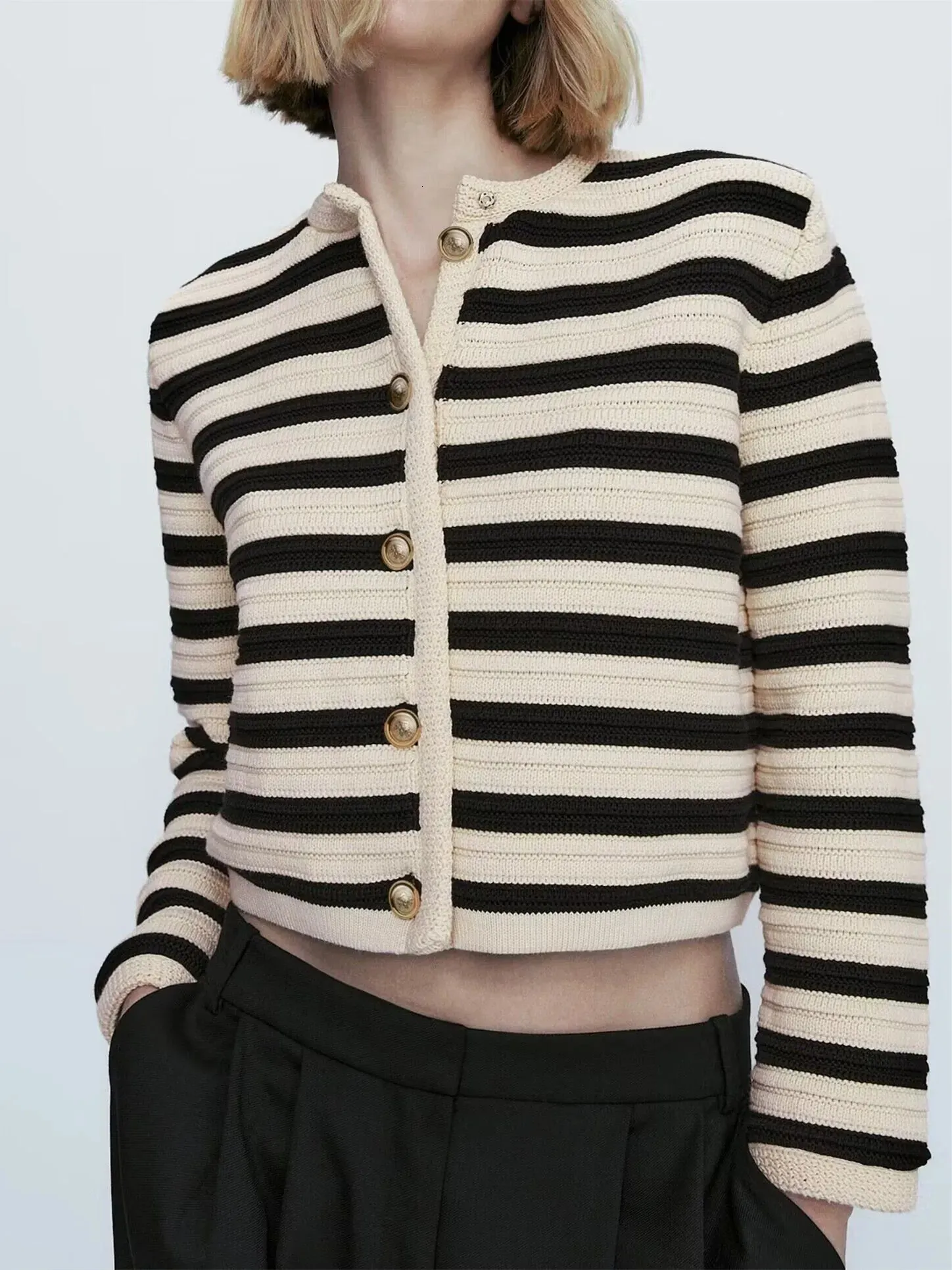Kvinnorjackor Kvinnor Single Breasted Striped Cardigan Jacket o-hals långärmad avslappnad smal kort stickad kappa för damer vår 231007