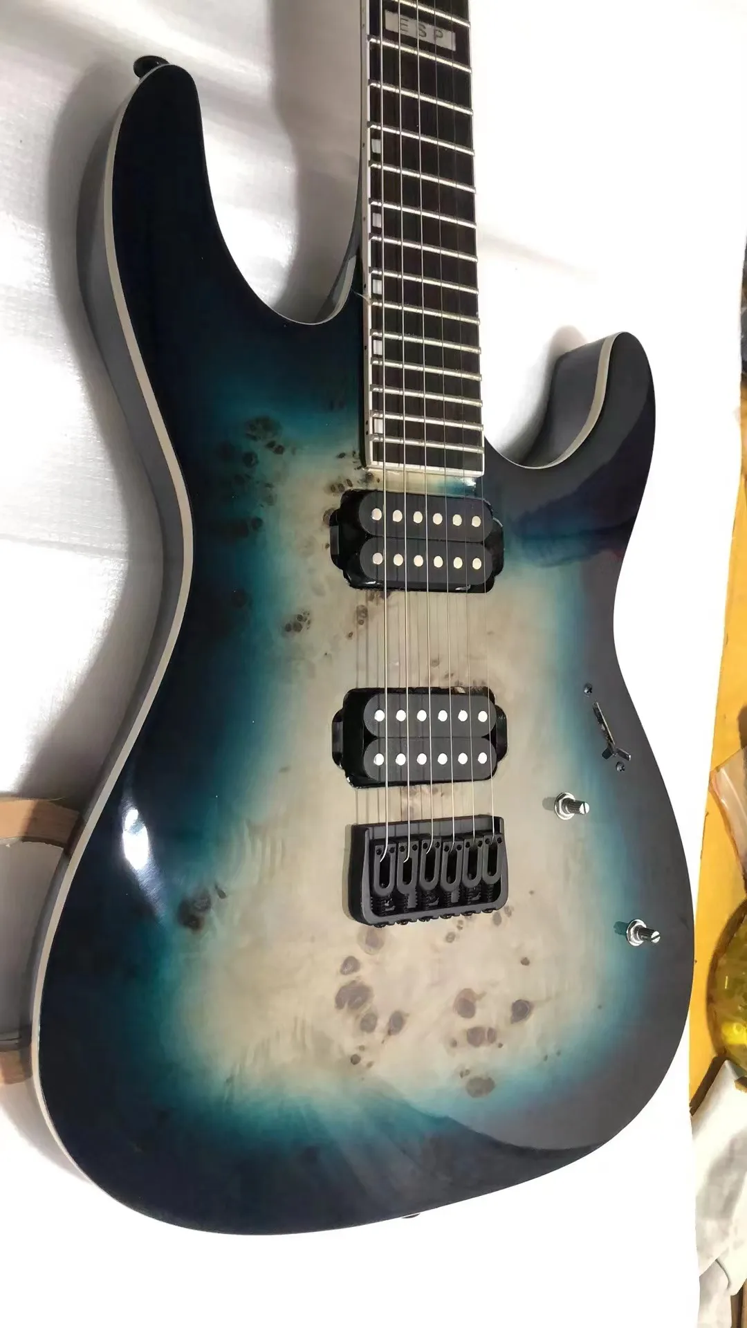 Ome guitare électrique finition corps en acajou bleu matériel noir