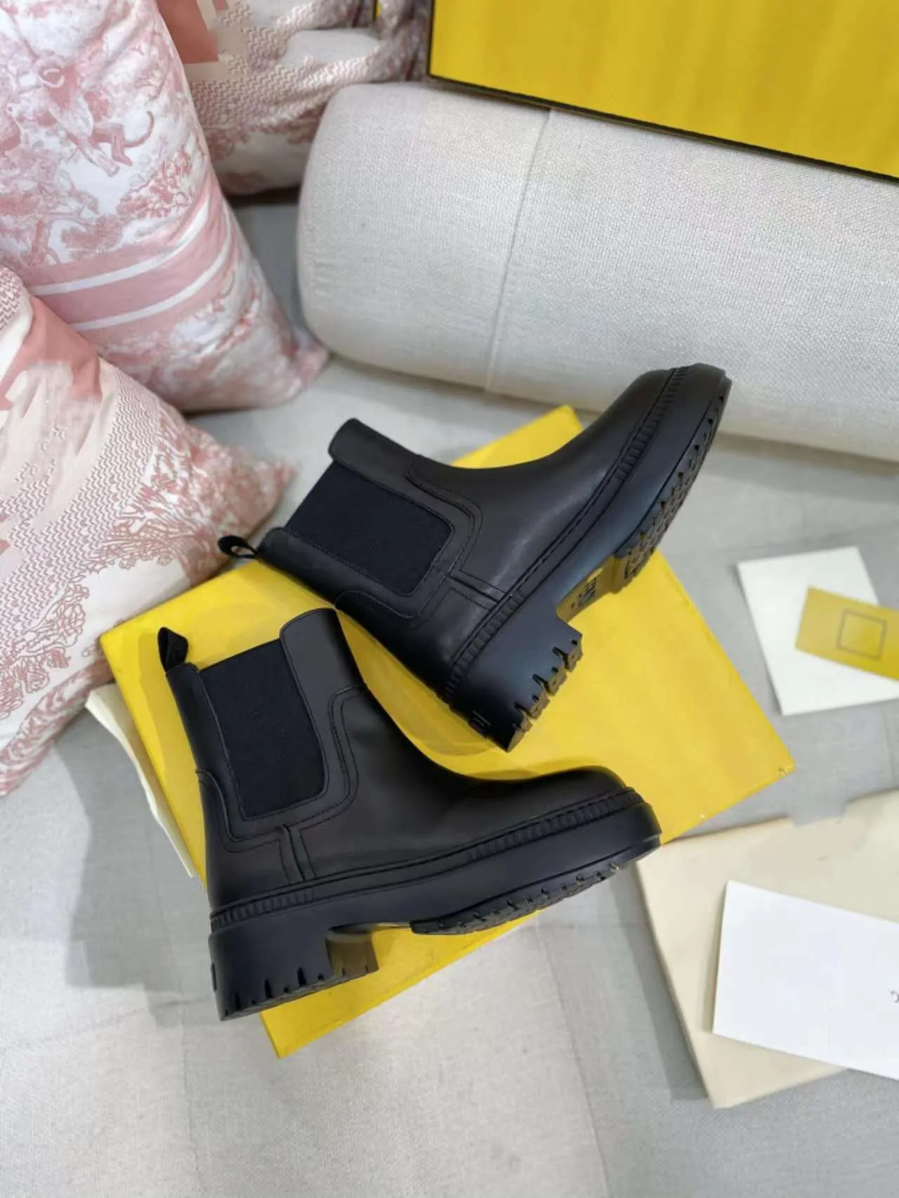 New Fashionable Thick-Soled Slip-On Women`s Boots Round Toe Lightweight and Comfortable Sheepskin Lined Sleeve Short Boots simple all-match winter shoes mujer botas