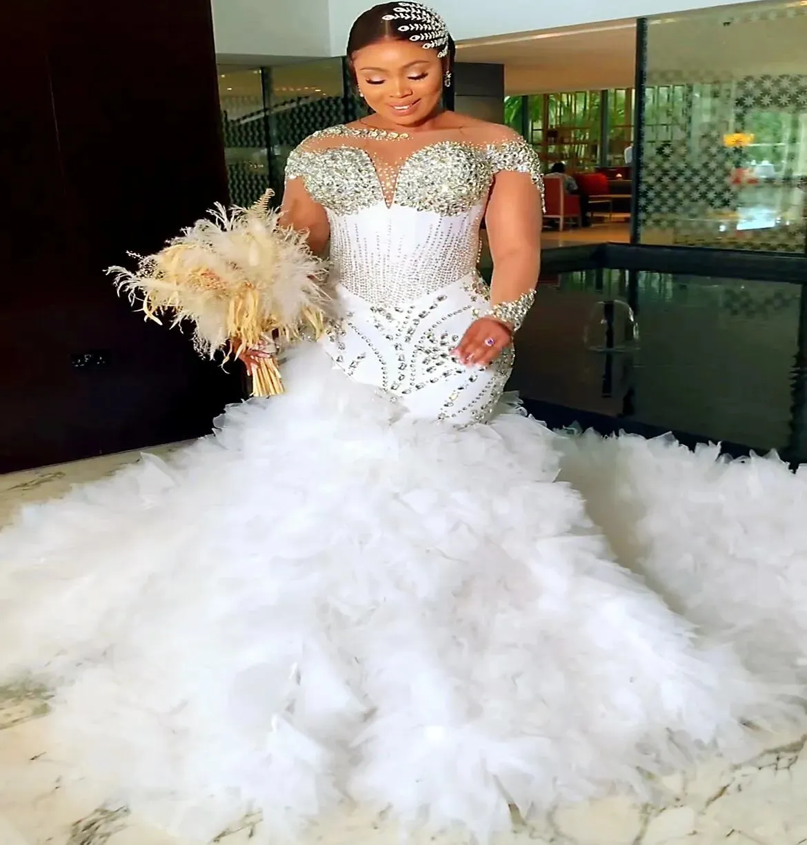 2024 Arabiska aso ebi plus storlek Mermaid White Wedding Dress for Bride Tiers Tulle Crystals Pärlade brudklänningar klänningar 322