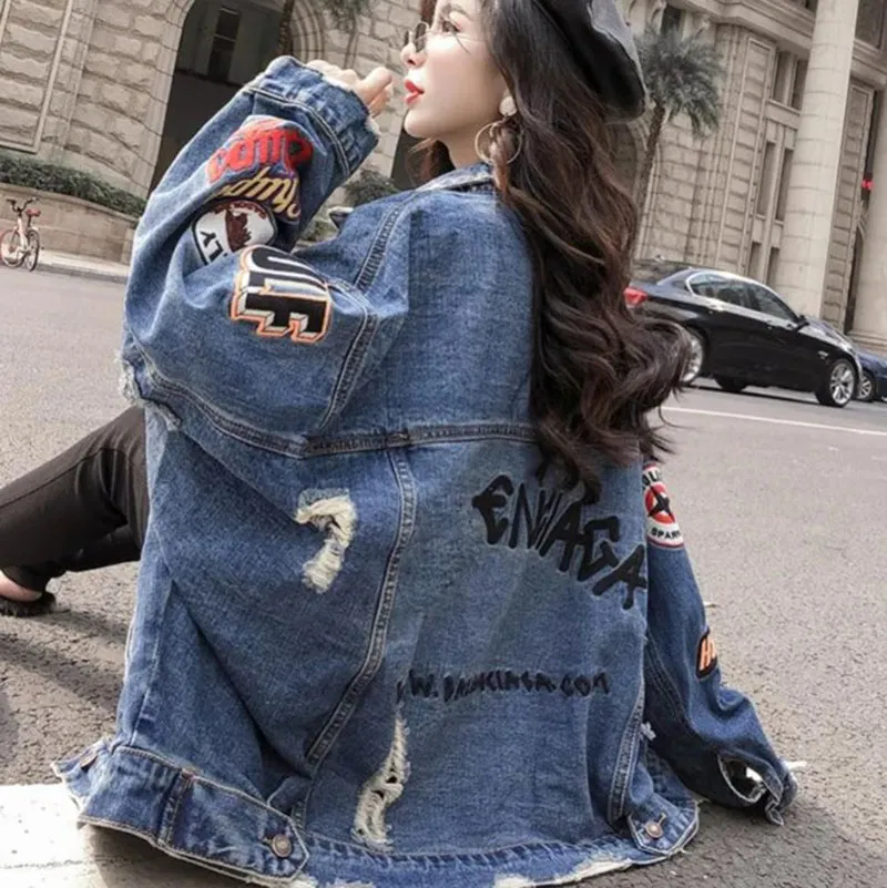 Mode: denim jack met losse gaten en geborduurde patch