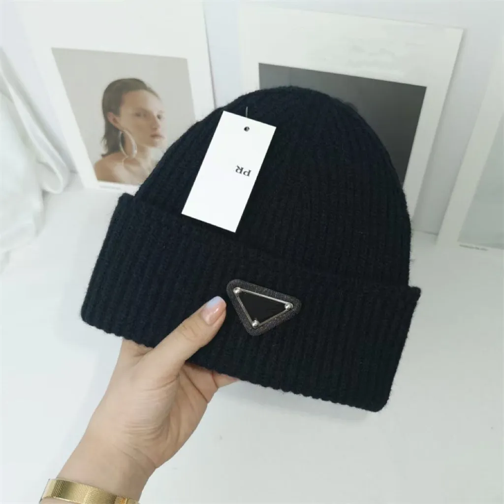 Diseñador sombrero de punto de lujo Triángulo logo Cap moda Hombres mujeres gorro cálido otoño invierno Unisex Sombrero cachemira Calidad Skull Caps Múltiples colores