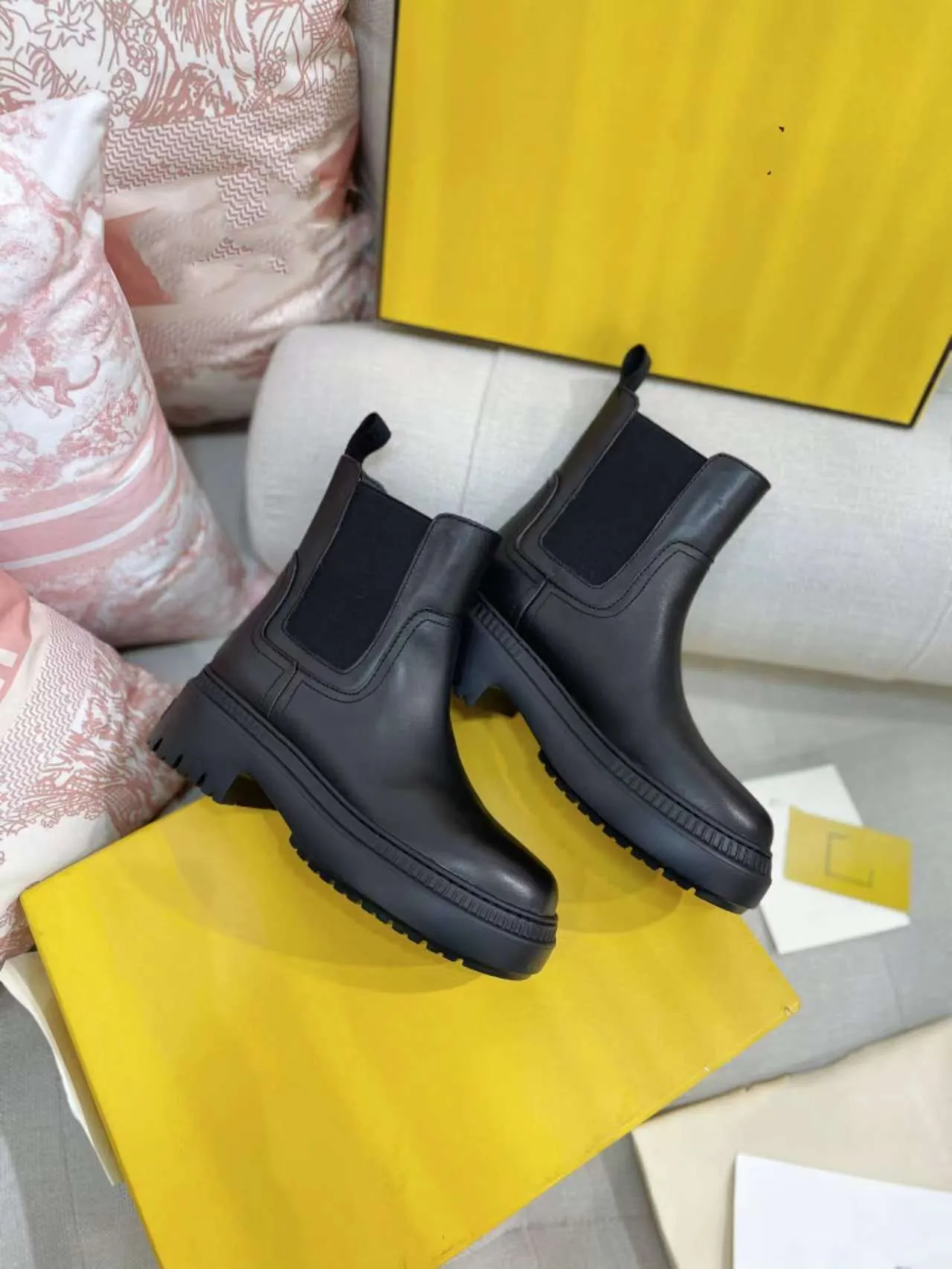 New Fashionable Thick-Soled Slip-On Women`s Boots Round Toe Lightweight and Comfortable Sheepskin Lined Sleeve Short Boots simple all-match winter shoes mujer botas