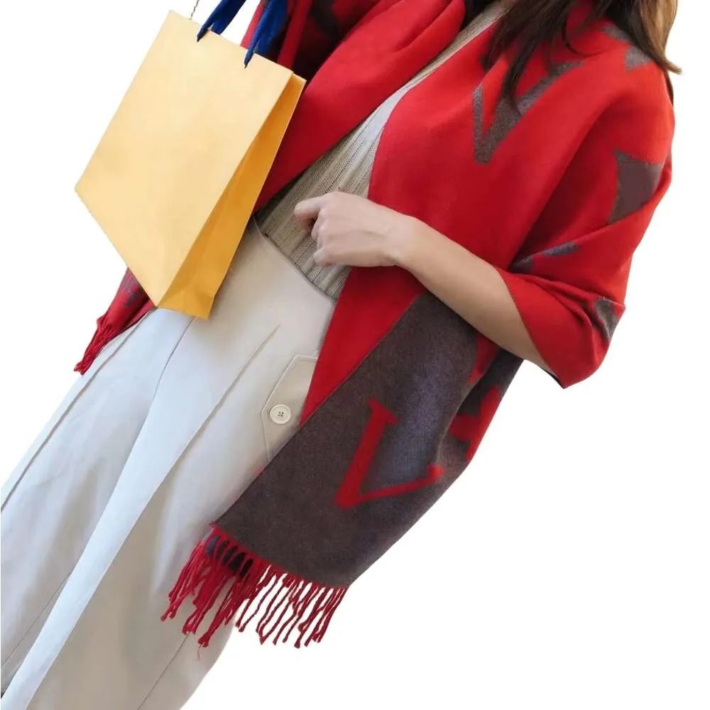 Sciarpa di design V Sciarpa di cashmere di lusso alla moda di alta qualità Donna Nuovo scialle caldo autunno / inverno Collocazione di abbigliamento caldo
