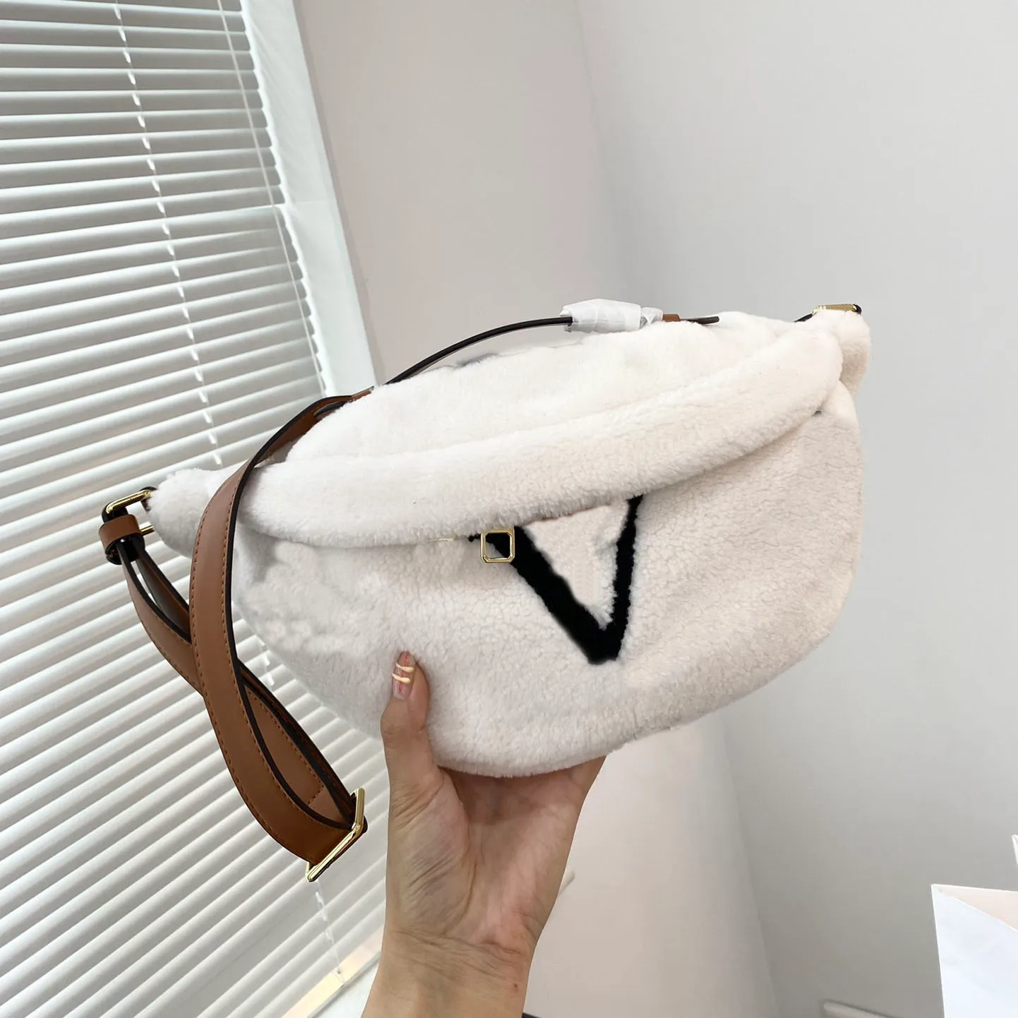 Moda kadınlar kış oyuncak bel fany paketi çanta tasarımcısı göğüs çantaları louiseits crossbody kuzu yün yumuşak kürk bumbag klasik viutonits omuz kemeri bagtote çanta