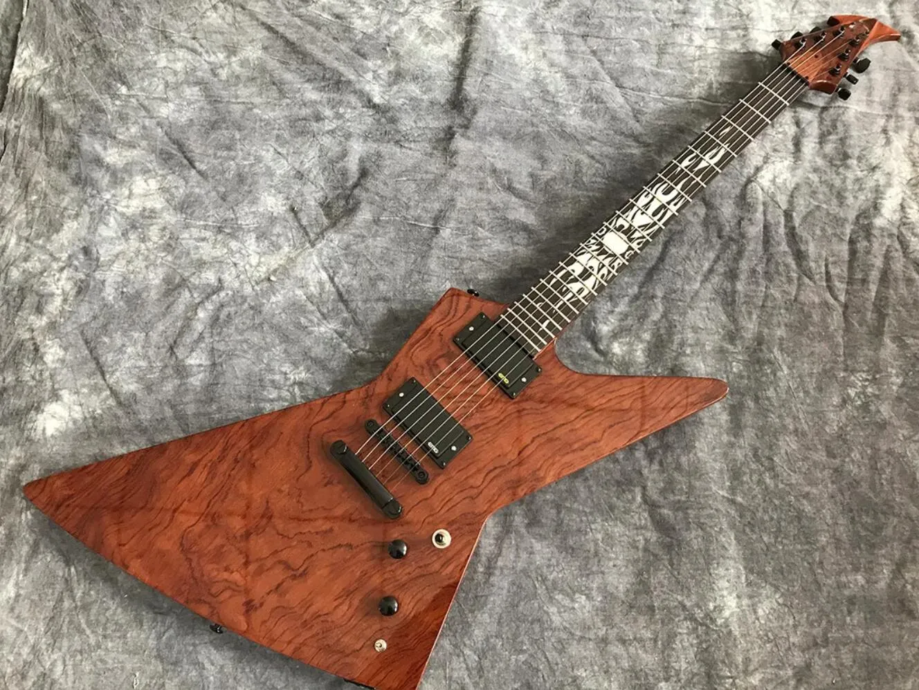 Ironic Metallic James Hetfield Kenneth Lawrence Quilted Bubinga Top Brown Electric Guitar Mahogany Body Sun Ray Inlay China EMG Pickups Black Hardware