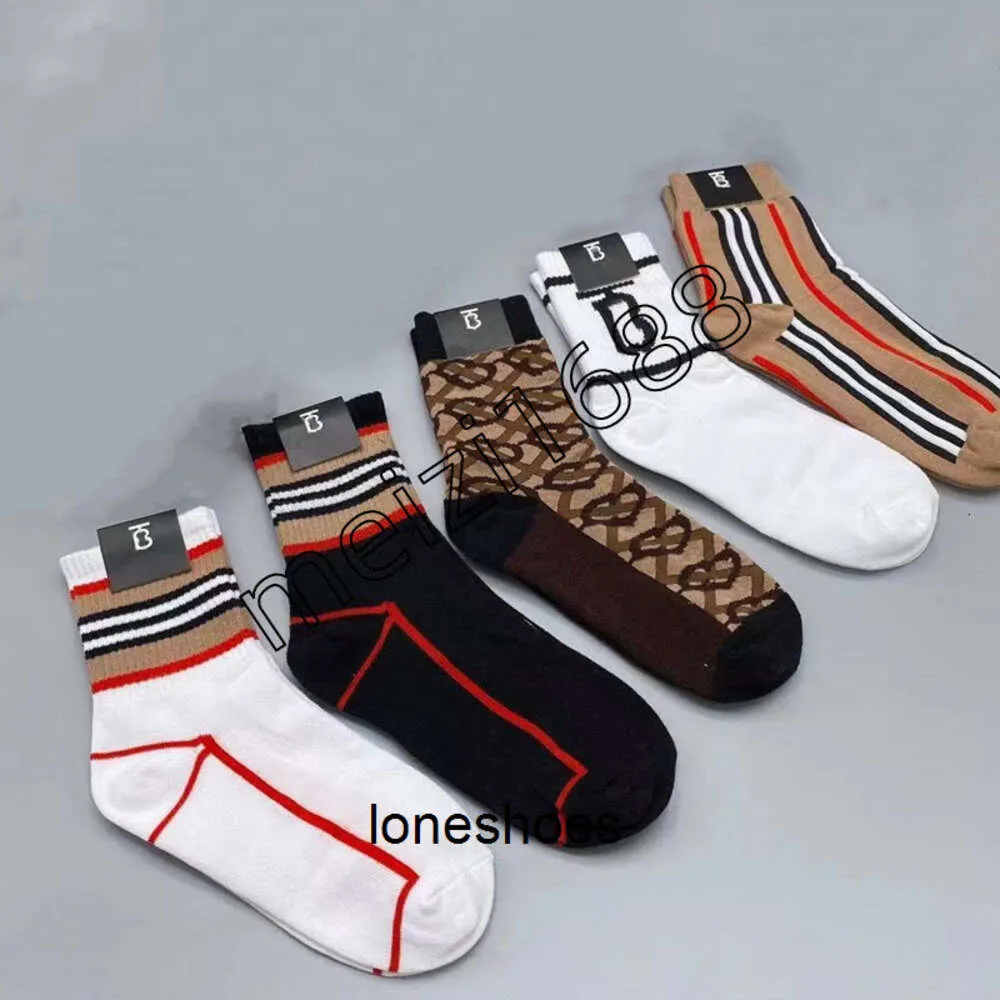 5A Fashion Hafdery dzianinowe skarpetki Projektant B Wzorka Letter Fashion Women Socks Sports Business Casual Name Socks
