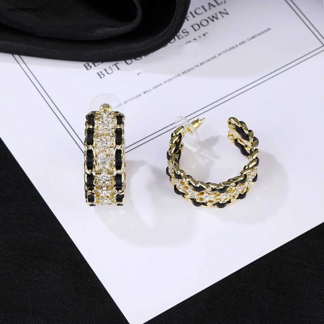 23SS Designer Hoop örhängen för kvinnor diamant pentagram smycken metall läder vävande design öronhängen inklusive varumärkesbröllopspresent