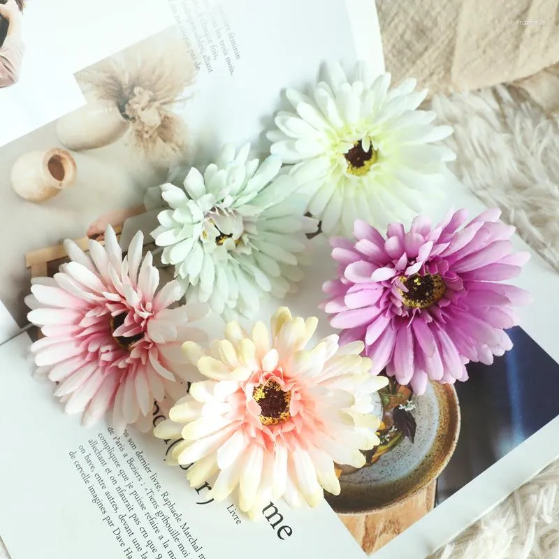 Fleurs décoratives 10 pièces marguerite blanche têtes de fleurs artificielles bricolage bandeau à la main pince à cheveux accessoires de décoration de voiture de mariage fête