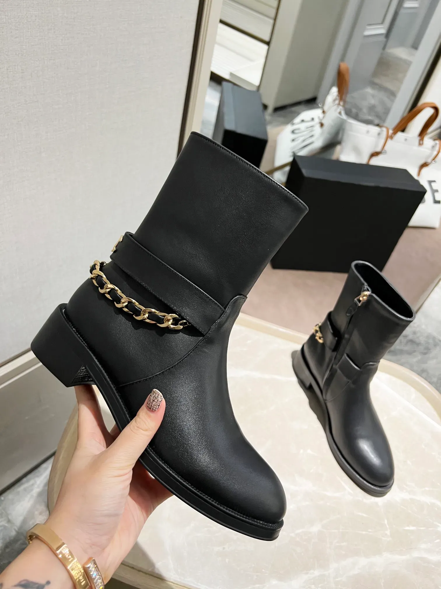 2022 Designer Women`s Boots Fall Winter Branded Leather Shoes Chains Zip Block Heel Flat Bootss Black White Professional Leather Boot with Box 35-41