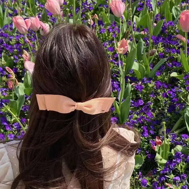 2024 BARRETTES Moda lüks tatlı bowknot saç klipsleri pins barrettes kızlar kişilik mektupları aşk yay düğüm kelebek tasarımcı pembe siyah saç kekleri saç tokaları