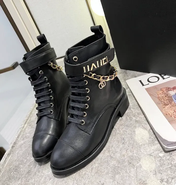 2022 Designer Women`s Boots Fall Winter Branded Leather Shoes Chains Zip Block Heel Flat Bootss Black White Professional Leather Boot with Box 35-41