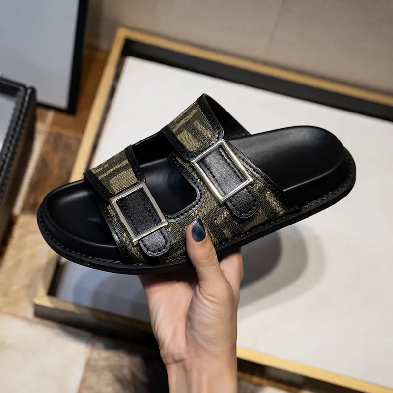 Дизайнерские тапочки Металлические слайдные плоские сандалии роскошные слайды Fendin Mules Женщины летние шлепанцы Slipper Fashion Fashion Ladies Sandal Low Heel обувь размером 36-42